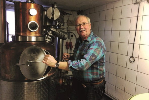 Hermann Mühlhäuser brennt mit Leidenschaft Schnäpse aus heimischem Obst und als Spezialität das schottische Lebenswasser. Für seinen Whisky hat er schon hohe Auszeichnungen eingeheimst. 